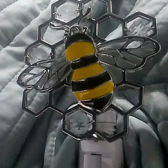 00 Other - Honey bee in a honeycomb with swarski crystals honey comb made of metal